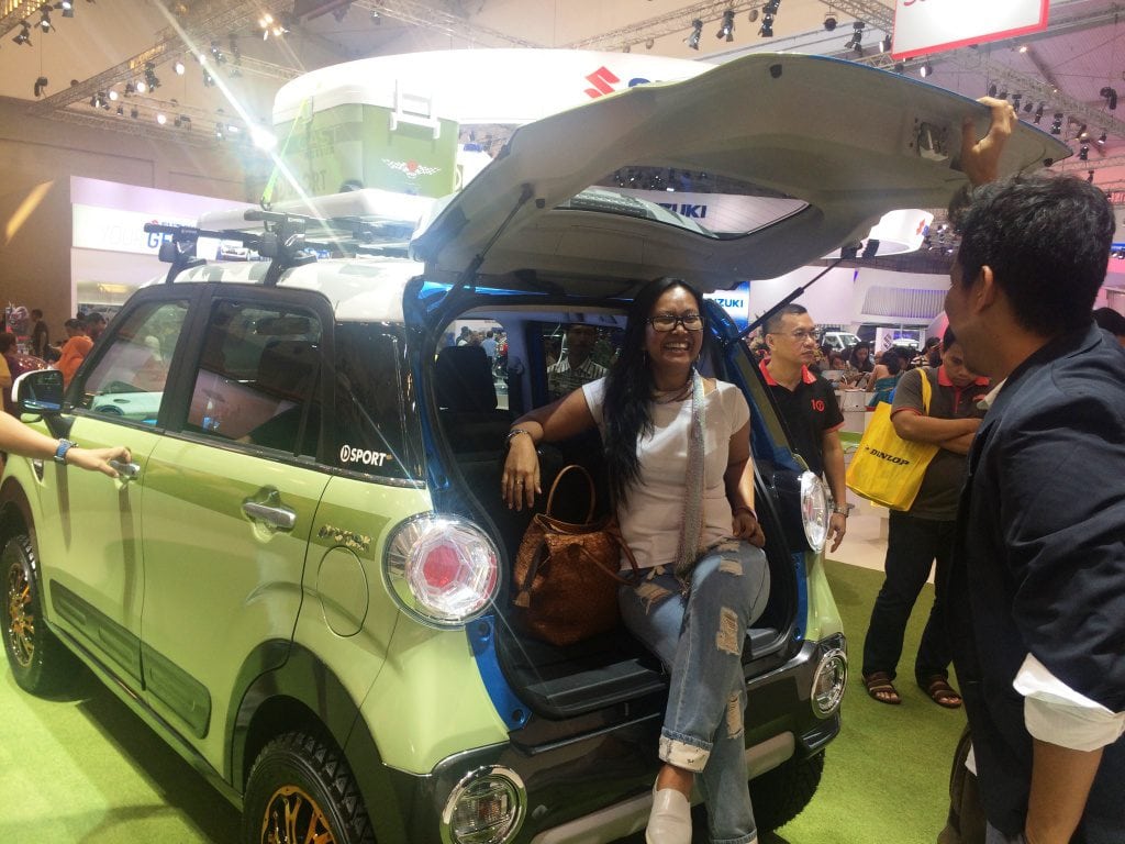 Keseruan dan Keceriaan di booth Daihatsu GIIAS 2016 karena dua sahabat ini. Makacih yakkk