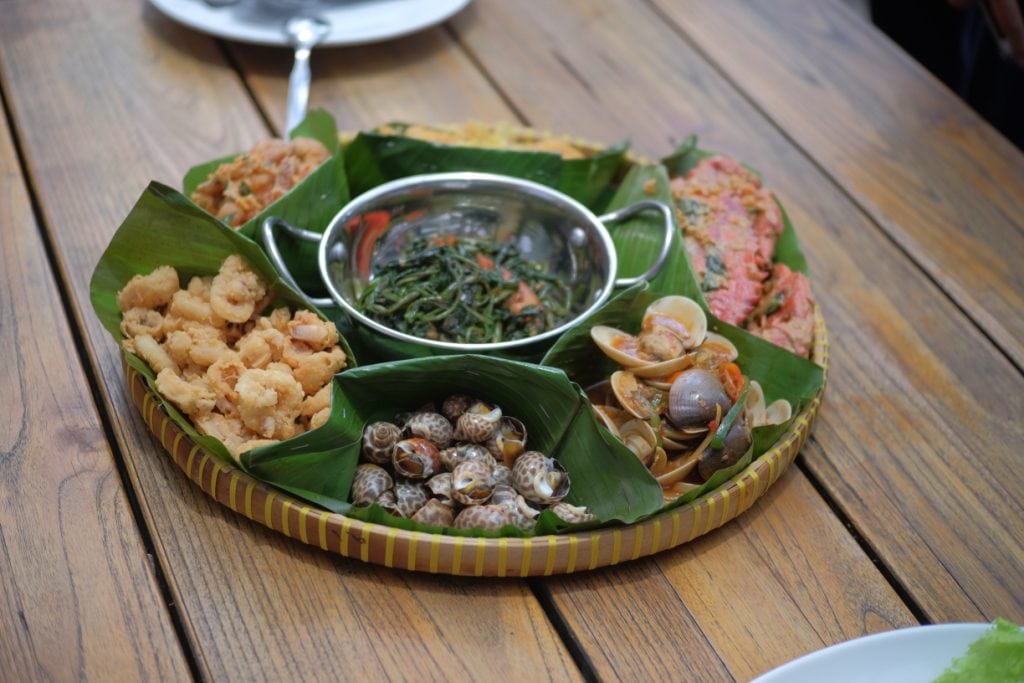 makanan di dapur seafood pantai mutiara jakarta utara