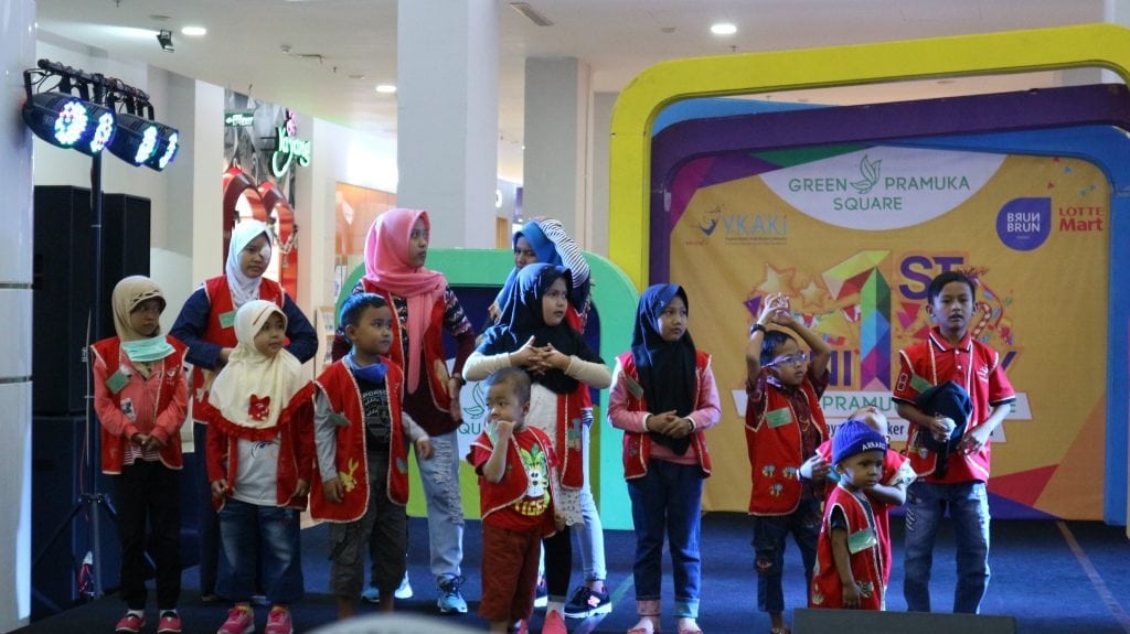 berbagi bersama anak YKAKI oleh green pramuka square