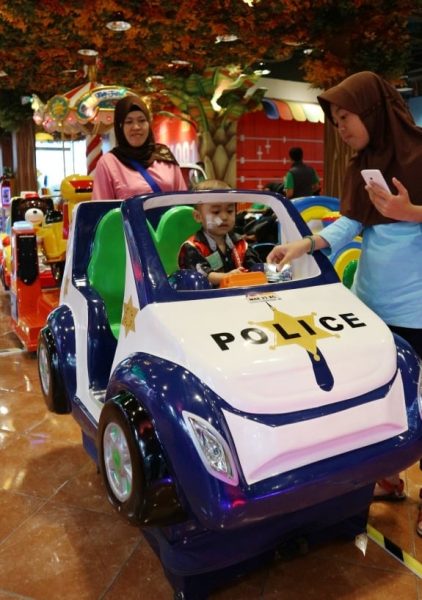 berbagi bersama anak YKAKI oleh green pramuka square